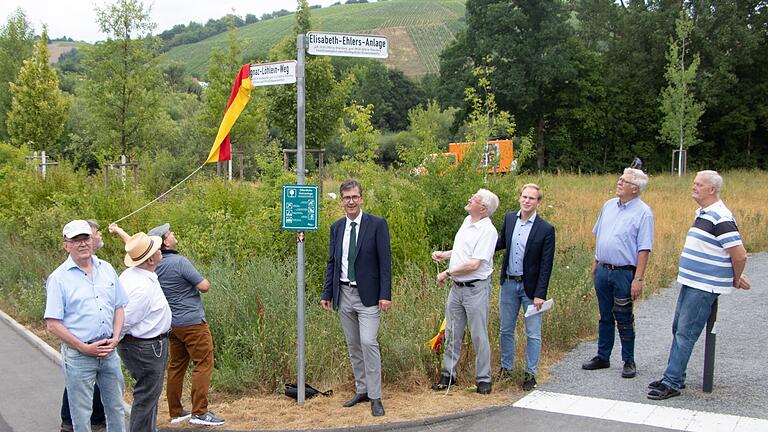 Die Grünanlage und der angrenzende Weg wurden offiziell benannt:&nbsp; Heinz Saueracker, Paul Löhlein, Robert Schult, Stadtratsmitglied Udo Feldinger, Oberbürgermeister Christian Schuchardt, Stadtratsmitglied Willi Dürrnagel, Timo Winter, Robert Alsmann, Friedl Wilhelm (von links).