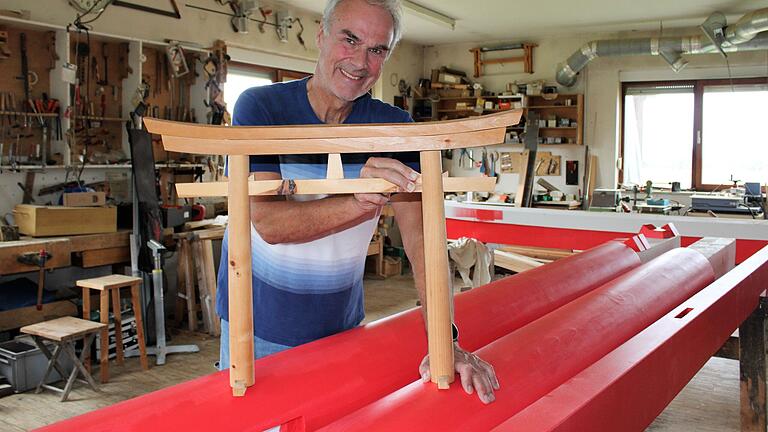 Klein wie groß: Jeder Torii, den Harald Dill in der Hoheimer Werkstatt baut, wird nach alter Tradition ohne Schrauben und Nägel gefertigt. Das große rote Tor wird bald genau die gleichen Proportionen haben wie das naturbelassene kleine.