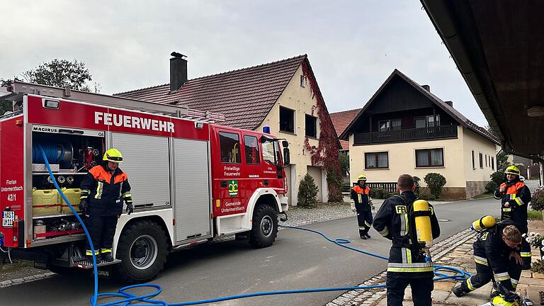 In einem Wohnhaus (links) in der Ortsmitte kam es am Dienstagmittag zu einer Rauchentwicklung.