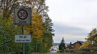 Zu viele Autos fahren zu schnell in die 30er-Zone nach Windheim hinein. Und missachten das rechts vor links.       -  Zu viele Autos fahren zu schnell in die 30er-Zone nach Windheim hinein. Und missachten das rechts vor links.