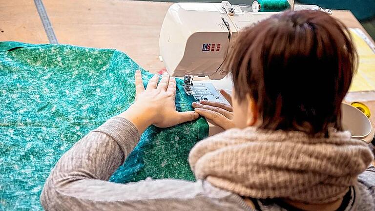 Mitarbeiterin an der Nähmaschine.