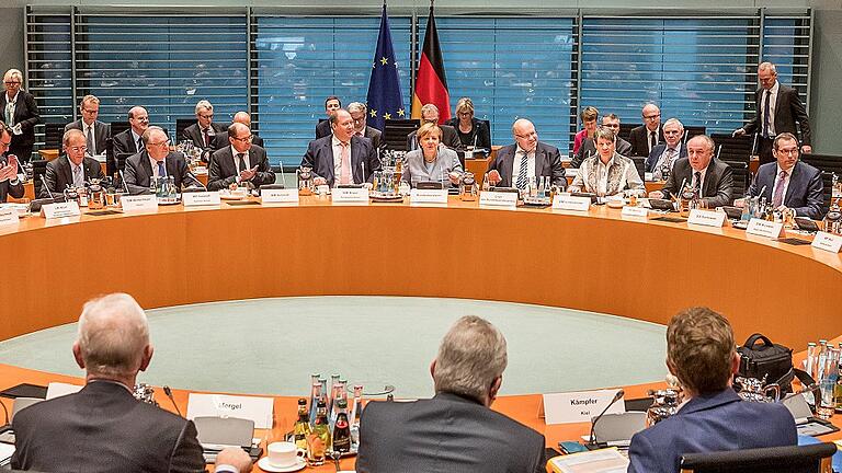 Dieselgipfel - Bundeskanzlerin Angela Merkel (Mitte) leitet in Berlin den zweiten Diesel-Gipfel im Kanzleramt. Dieselgipfel - Bundeskanzlerin Angela Merkel (Mitte) leitet in Berlin den zweiten Diesel-Gipfel im Kanzleramt.