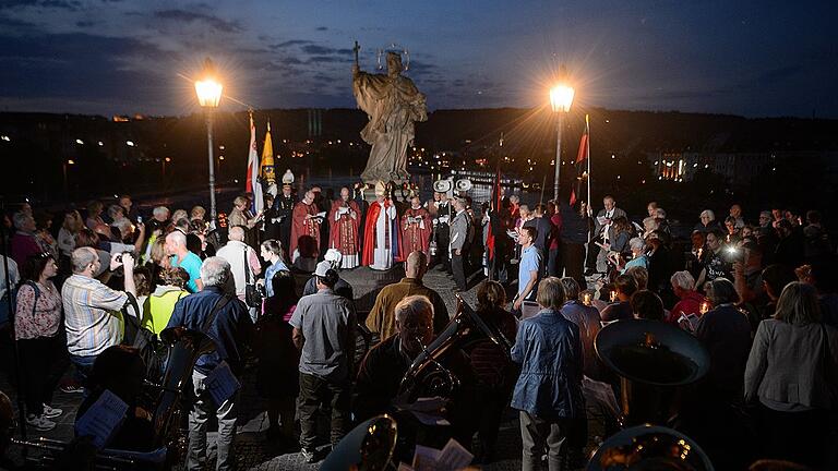 St. Nepomuk-Feier mit Lichterprozession u. -schwimmen       -  Zahlreiche Menschen verfolgten am Samstag die Lichterprozession und die anschließende Andacht zu Ehren des Brückenheiligen St. Nepomuk mit Abt Filip Zdenek Lobkowicz aus Tschechien auf der Alten Mainbrücke..