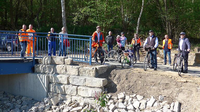 An der blauen Brücke trafen sich zum Abnahmetermin für das Radwege-Projekt Theilheim-Randersacker (von links): Bauleiter Thomas Rüger von Trend-Bau, Streckenwart Jürgen Büchold von der Straßenmeisterei Ochsenfurt, Ralf Kuhn Leiter Bauhof Randersacker, Martina Dotzler vom Staatlichen Straßenbauamt Würzburg, Randersackers Bürgermeister Michael Sedelmayer, Thomas Häusner vom Bauamt Theilheim, die Theilheimerin Christina Urban mit Töchtern, Ingenieur Reinhard Krußig von Horn Ingenieure Eibelstadt, Landrat Eberhard Nuß, Ralf Stegmeier, Geschäftsführer Trend-Bau Röttingen, und Theilheims Bürgermeister Hubert Henig.