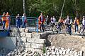 An der blauen Brücke trafen sich zum Abnahmetermin für das Radwege-Projekt Theilheim-Randersacker (von links): Bauleiter Thomas Rüger von Trend-Bau, Streckenwart Jürgen Büchold von der Straßenmeisterei Ochsenfurt, Ralf Kuhn Leiter Bauhof Randersacker, Martina Dotzler vom Staatlichen Straßenbauamt Würzburg, Randersackers Bürgermeister Michael Sedelmayer, Thomas Häusner vom Bauamt Theilheim, die Theilheimerin Christina Urban mit Töchtern, Ingenieur Reinhard Krußig von Horn Ingenieure Eibelstadt, Landrat Eberhard Nuß, Ralf Stegmeier, Geschäftsführer Trend-Bau Röttingen, und Theilheims Bürgermeister Hubert Henig.