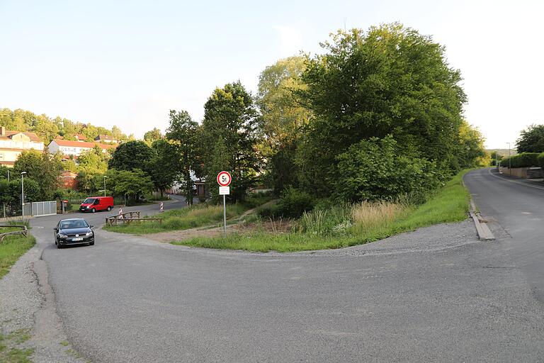 Während der Phasen der Vollsperrung in der Gabenstraße muss der Verkehr aus Karlstadt auch durch die Schlesier Straße geleitet werden. Problempunkte sind hier die scharfe Rechtskurve, die Querung der Schwabbach und die Schulwegsicherheit.