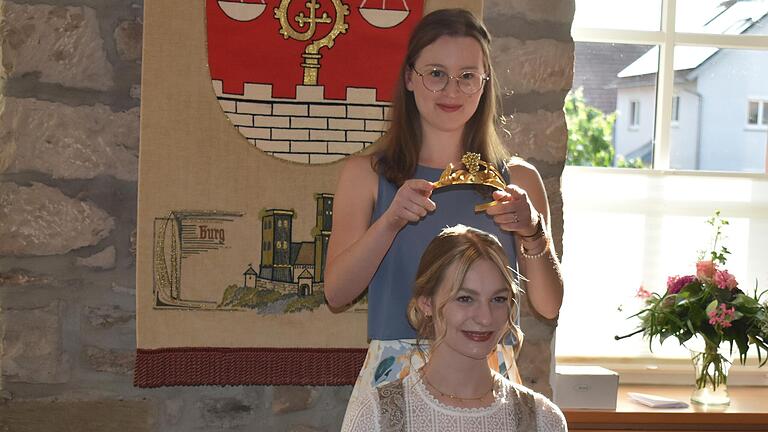 Die ehemalige Weinprinzessin Hanna Schenk setzt ihrer Nachfolgerin Emily Schärf die Krone auf. Die ehemalige Weinprinzessin Hanna Schenk setzt ihrer Nachfolgerin Emily Schärf die Krone auf.