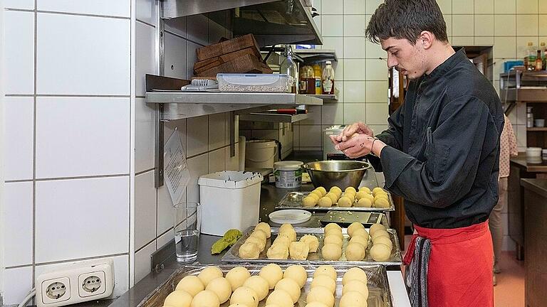 Azubi Days im Fränkischen Hof Marktbreit       -  Koch-Azubi Leandro Gebhardt formt hier gerade Klöße, die besonders gut bei den Gästen ankommen.