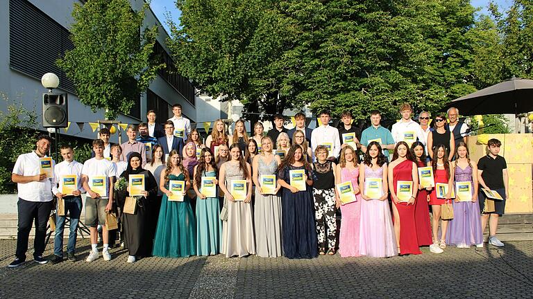 Die Schülerinnen und Schüler der Klassen 10MA sowie 10MB und der Praxisklasse 9P der Udo-Lindenberg-Mittelschule Mellrichstadt erhielten bei der Abschlussfeier auf dem Pausenhof ihre Zeugnisse. Die Schülerinnen und Schüler der Klassen 10MA sowie 10MB und der Praxisklasse 9P der Udo-Lindenberg-Mittelschule Mellrichstadt erhielten bei der Abschlussfeier auf dem Pausenhof ihre Zeugnisse.