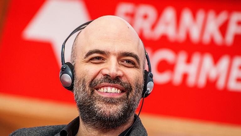 Frankfurter Buchmesse       -  Roberto Saviano, italienischer Autor, lächelt bei einer Diskussionsrunde unter der Überschrift &bdquo;Schreiben in illiberalen Zeiten&rdquo;.