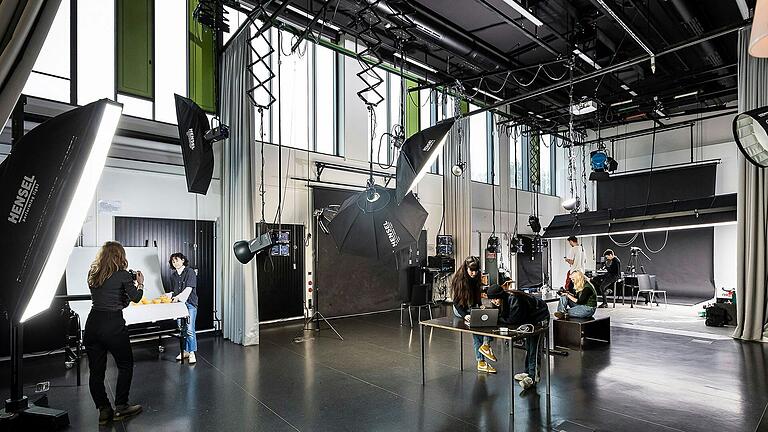 So präsentiert sich das Fotostudio der THWS in Würzburg am Campus Sanderheinrichsleitenweg, wo sich die FakultätenGestaltung sowie Informatik und Wirtschaftsinformatik befinden So präsentiert sich das Fotostudio der THWS in Würzburg am Campus Sanderheinrichsleitenweg, wo sich die FakultätenGestaltung sowie Informatik und Wirtschaftsinformatik befinden