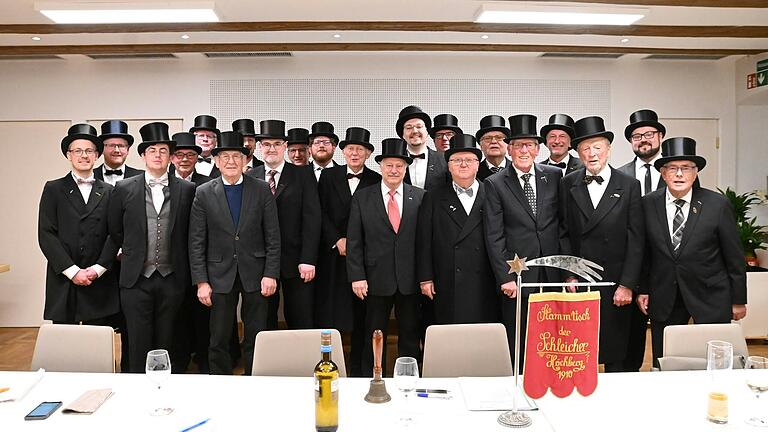 Zu ihrer Generalversammlung traf sich die Tischgesellschaft ‚Die Schleicher‘ im Gasthaus Lamm. Auf dem Bild (von links): Stefan Hupp, Andreas Seltsam, Florian Gartner, Manfred Mausner, Theo Seltsam, Dieter Schmitt, Roland Rach, Ingo Rülicke, Matthias Ernst, Simon Hartmann, Stefan Schulz, Hermann Berst, Tim Memmel, Christian Spiegel, Horst Seifert, Theo Spiegel, Holm Ulrich, Achim Dindorf, Werner Nickel, Claudius Janoschka, Ernst Härtel.