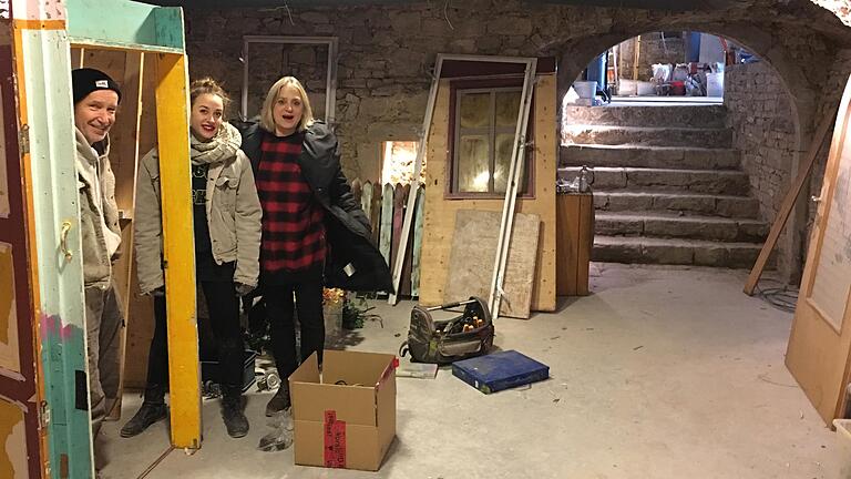 Foyer mit Bühnenbildteilen zu 'Pippi plündert den Weihnachtsbaum': Theatermacher Hannes Hirth, Mascha Obermeier und Brigitte Obermeier im neuen Winterhäuser Theater Sommerhaus. Rechts der Aufgang zum Zuschauerraum.