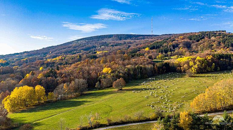 Der Herbst malt den Kreuzberg-Südhang in bunten Farben.