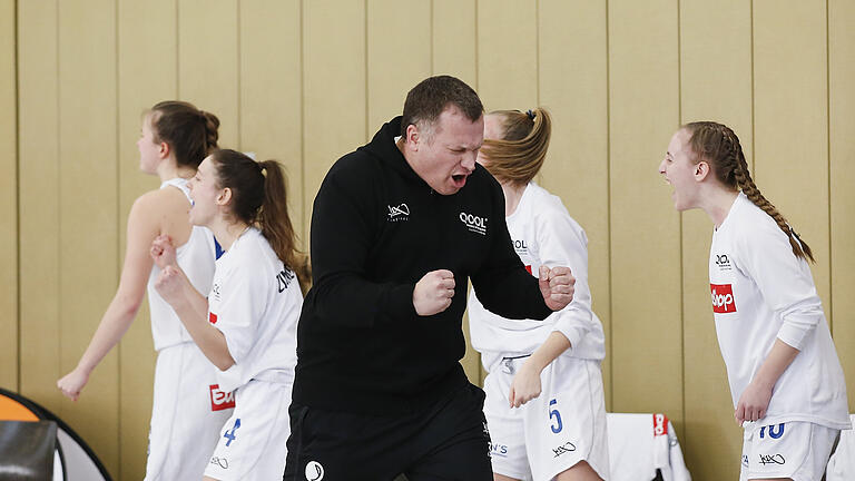 Trainer Thomas Glasauer (Mitte) erwartet körperlich starke Düsseldorferinnen, sieht seine Sharks aber nicht chancenlos.