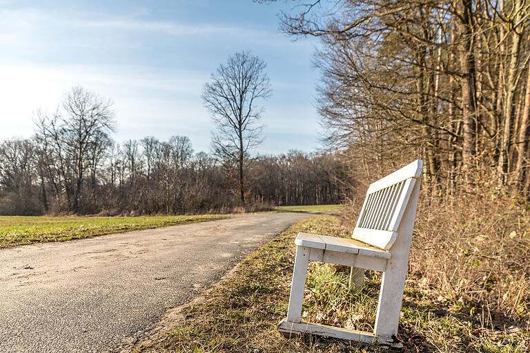 An einigen Stellen laden Sitzbänke zum Verweilen ein.