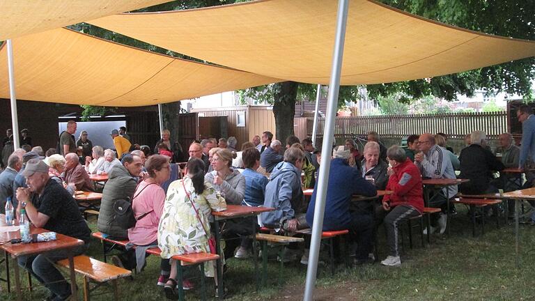 Ein Festplatz ist für die Fuchsstädter ein absolutes 'must have'. Mit den neuen Sonnensegeln ist es jedoch nicht getan. Die Gebäude sind in die Jahre gekommen. - Ein Festplatz ist für die Fuchsstädter ein absolutes 'must have'. Mit den neuen Sonnensegeln ist es jedoch nicht getan. Die Gebäude sind in die Jahre gekommen. Ein Festplatz ist für die Fuchsstädter ein absolutes 'must have'. Mit den neuen Sonnensegeln ist es jedoch nicht getan. Die Gebäude sind in die Jahre gekommen. - Ein Festplatz ist für die Fuchsstädter ein absolutes 'must have'. Mit den neuen Sonnensegeln ist es jedoch nicht getan. Die Gebäude sind in die Jahre gekommen.
