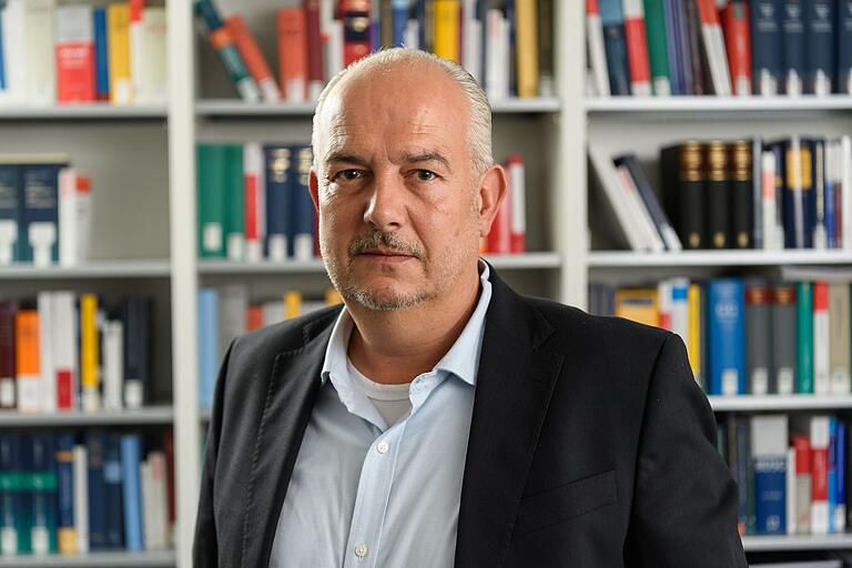 Der Staatsrechtler Prof. Kyrill-Alexander Schwarz lehrt Öffentliches Recht an der Uni Würzburg. Auf Bitte der Redaktion hat er den sogenannten 'Remigrationsplan' der AfD einem Faktencheck unterzogen - mit klarem Ergebnis. Der Staatsrechtler Prof. Kyrill-Alexander Schwarz lehrt Öffentliches Recht an der Uni Würzburg. Auf Bitte der Redaktion hat er den sogenannten 'Remigrationsplan' der AfD einem Faktencheck unterzogen - mit klarem Ergebnis.