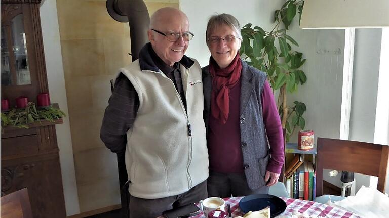 Christine und Jürgen Bader sind über die Möglichkeit der Videokonferenz. So können sie mit ihrem Sohn in Kontakt bleiben. Christine und Jürgen Bader sind über die Möglichkeit der Videokonferenz. So können sie mit ihrem Sohn in Kontakt bleiben.