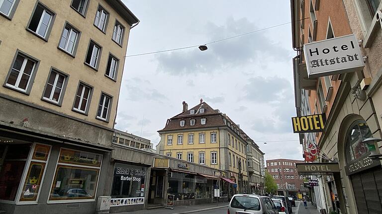 Blick in die Theaterstraße Richtung Barbarossaplatz, links die Baulücke, dahinter das 'Wüstefeldhaus'.&nbsp;