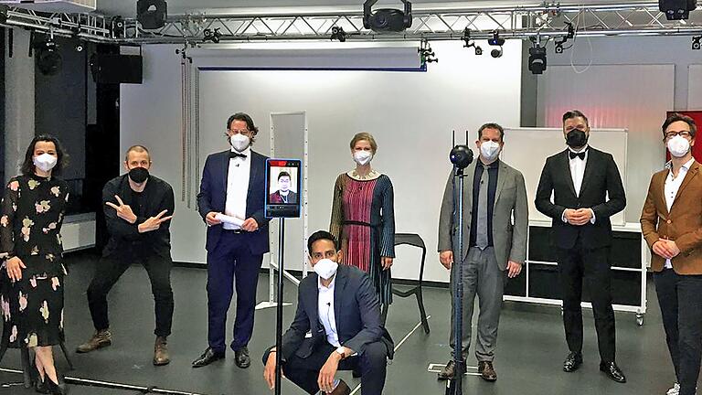 Premiere der Kurzoper „Der arme Matrose“ des Mainfranken Theaters Würzburg aus dem Hörsaal der FHWS (von links:) Susanne Weiß (Pressesprecherin Mainfranken Theater), Steffen Boseckert (Mindcore Productions), Berthold Warnecke (Operndirektor), Tomo Sugao (über Double Robot aus Hongkong zugeschaltet), kniend Tenor Roberto Ortiz, Sopranistin Silke Evers, Prof. Dr. Nicholas Müller, generalmusicdirketor Enrico Calesso und Student Peter Silbermann. Premiere der Kurzoper „Der arme Matrose“ des Mainfranken Theaters Würzburg aus dem Hörsaal der FHWS (von links:) Susanne Weiß (Pressesprecherin Mainfranken Theater), Steffen Boseckert (Mindcore Productions), Berthold Warnecke (Operndirektor), Tomo Sugao (über Double Robot aus Hongkong zugeschaltet), kniend Tenor Roberto Ortiz, Sopranistin Silke Evers, Prof. Dr. Nicholas Müller, generalmusicdirketor Enrico Calesso und Student Peter Silbermann.