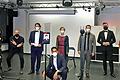 Premiere der Kurzoper „Der arme Matrose“ des Mainfranken Theaters Würzburg aus dem Hörsaal der FHWS (von links:) Susanne Weiß (Pressesprecherin Mainfranken Theater), Steffen Boseckert (Mindcore Productions), Berthold Warnecke (Operndirektor), Tomo Sugao (über Double Robot aus Hongkong zugeschaltet), kniend Tenor Roberto Ortiz, Sopranistin Silke Evers, Prof. Dr. Nicholas Müller, generalmusicdirketor Enrico Calesso und Student Peter Silbermann.