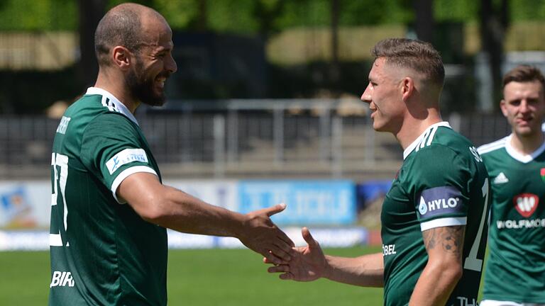 Zwei Matchwinner unter sich: Adam Jabiri (links, zwei Treffer) und Martin Thomann (rechts, ein Tor) hatten großen Anteil am Trostrunden-Finaleinzug der Nullfünfer.