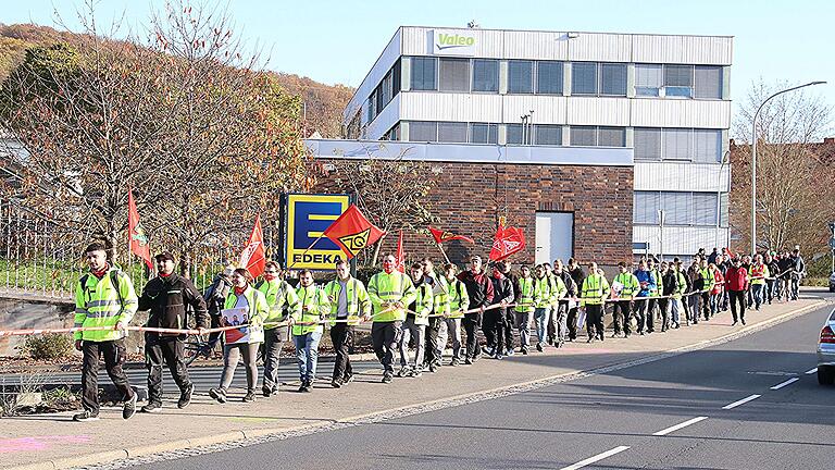 Eine Menschenkette von etwa 500 Personen bewegte sich von der Firma Valeo (Hintergrund) zum Parkplatz am Rückgrabenweg, wo die Kundgebung stattfand. Eine Menschenkette von etwa 500 Personen bewegte sich von der Firma Valeo (Hintergrund) zum Parkplatz am Rückgrabenweg, wo die Kundgebung stattfand.