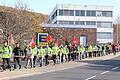 Eine Menschenkette von etwa 500 Personen bewegte sich von der Firma Valeo (Hintergrund) zum Parkplatz am Rückgrabenweg, wo die Kundgebung stattfand.