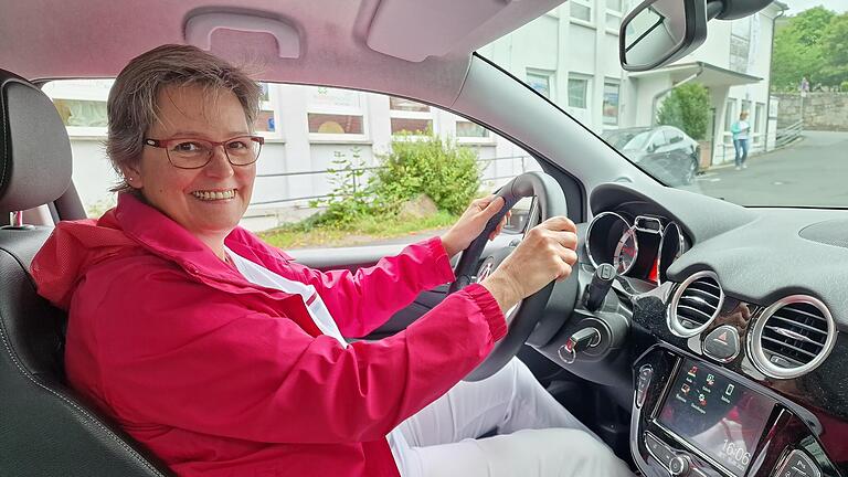 Anja Vorndran unterwegs im Dienstauto zu den Klienten.       -  Anja Vorndran unterwegs im Dienstauto zu den Klienten.