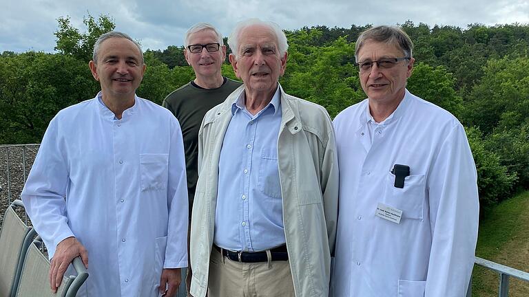 Wiedersehen in der Lungenfachklinik (von links): Dimitri Petelnikow (Chefarzt Thoraxchirurgie), Wolfgang und Alois Omert sowie Rainer Haußmann (Chefarzt Anästhesie). Wiedersehen in der Lungenfachklinik (von links): Dimitri Petelnikow (Chefarzt Thoraxchirurgie), Wolfgang und Alois Omert sowie Rainer Haußmann (Chefarzt Anästhesie).