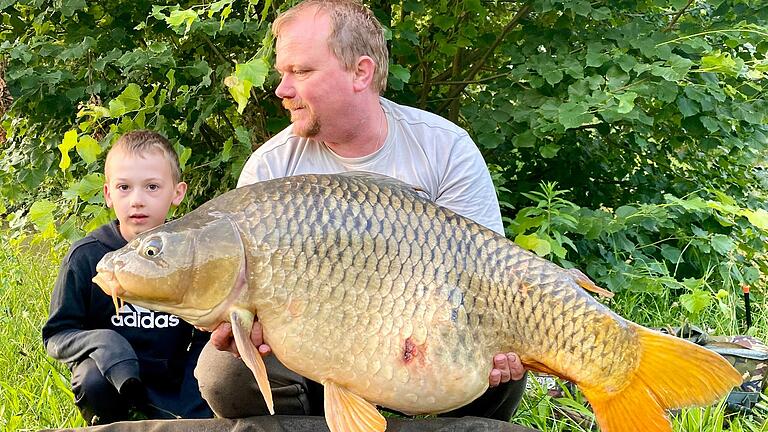 Diesen 19-Kilo-Karpfen hat Bernd Vogel in Marktsteft geangelt. Sein Sohn Leon ist stolz auf den Papa. 
Bernd Vogel betreibt einen Anglershop und ist leidenschaftlicher Hobbyangler.