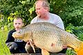 Diesen 19-Kilo-Karpfen hat Bernd Vogel in Marktsteft geangelt. Sein Sohn Leon ist stolz auf den Papa. 
Bernd Vogel betreibt einen Anglershop und ist leidenschaftlicher Hobbyangler.