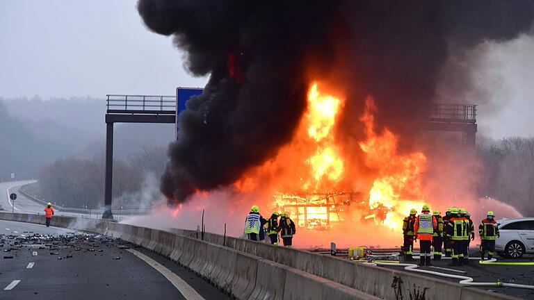 Großeinsatz auf der Autobahn: Bei einem Unfall auf der A3 am Autobahndreieck Würzburg-West explodierte am 12. Dezember 2020 die Ladung eines verunglückten Lastwagens. Großeinsatz auf der Autobahn: Bei einem Unfall auf der A3 am Autobahndreieck Würzburg-West explodierte am 12. Dezember 2020 die Ladung eines verunglückten Lastwagens.