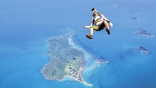 Ein Bild aus vergangenen Zeiten: Ein Traum &ndash; aufgenommen vor etwa zwei Jahren &ndash; im Hintergrund zu sehen ist die kleine Insel Dunk Island, gelegen im Nordwesten des australischen Bundesstaats Queensland. Damals arbeitete Jonas Lütke als Kameramann und Fallschirmpacker, um sich auf die Prüfung zum Tandemspung-Begleiter vorzubereiten.