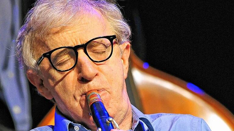 Woody Allen spielt in Jazz Band       -  Mit Jazz-Klarinette.