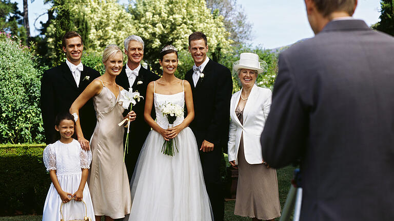 Hochzeitsfotograf       -  Familienbilder gehören zur Hochzeit dazu. Doch manche Paare wünschen sich darüber hinaus eine ganze Reportage ihres besonderen Tages.