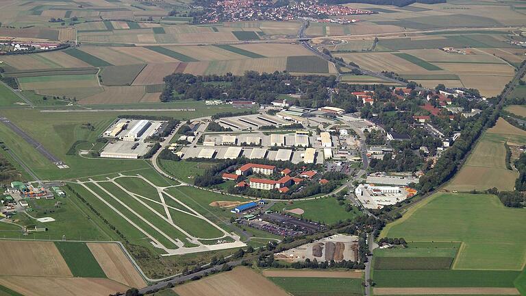 Die Umwandlung der ehemaligen Conn-Kaserne bei Geldersheim in einen Gewerbepark hat in der Landkreispolitik Priorität. Darüber herrscht im Kreistag Einigkeit. Das Foto stammt aus der Zeit, als die US-Armee das Gelände noch nutzte; sie hat es 2014 verlassen. Im Hintergrund ist Euerbach zu sehen.