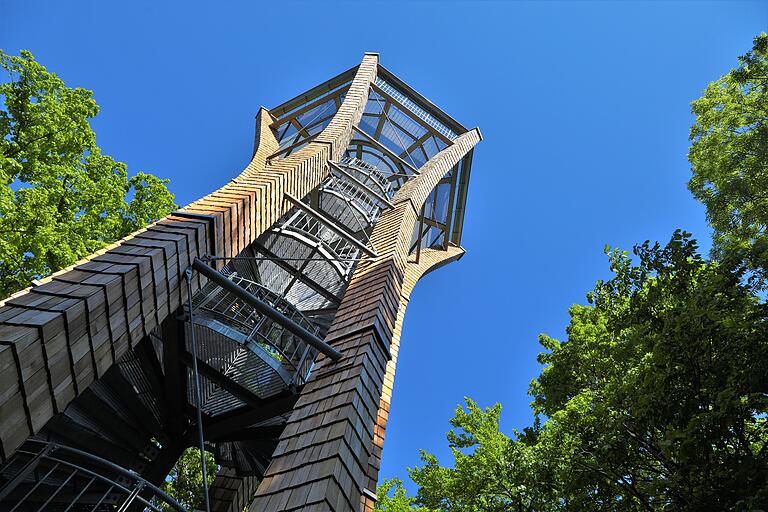 Aufstieg lohnt sich: Vom Zabelstein-Turm aus öffnen sich weite Blick bis zur Rhön.