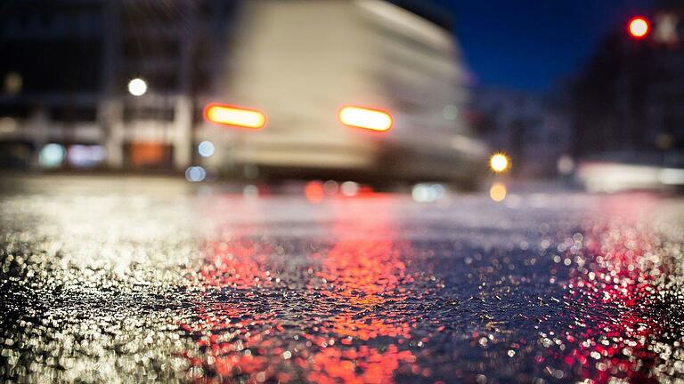 Schnee und Eis haben am Mittwoch viele Straßen und Gehwege in gefährliche Rutschbahnen verwandelt. Der Deutsche Wetterdienst hatte eindringlich vor Unwettern gewarnt.