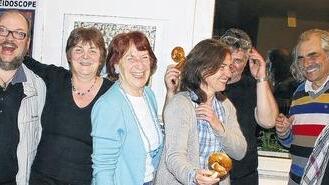 Theater fördern macht Laune: Die Fördervereinsvorsitzende Elisabeth Stein-Salomon hatte Vereinsmitglieder der Gründerzeit eingeladen. Im Bild von links: Scott Riggins, Elisabeth Stein-Salomon, Ruth Heinemann, Birgit Viereck, Wolfgang Salomon, Thomas Viereck und Hendrikje Sponsel.