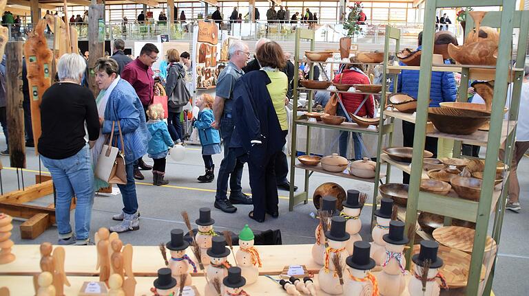 Holz - wohin das Auge reicht. Etwa 12 000 Besucher werden es wohl gewesen sein, die zum zwölften Scheinfelder Holztag gekommen waren. Ob auf der Holzmeile oder in den beiden Messehallen, es dürfte nichts gefehlt haben von dem, was es so alles aus dem nachwachsenden Rohstoff gibt.