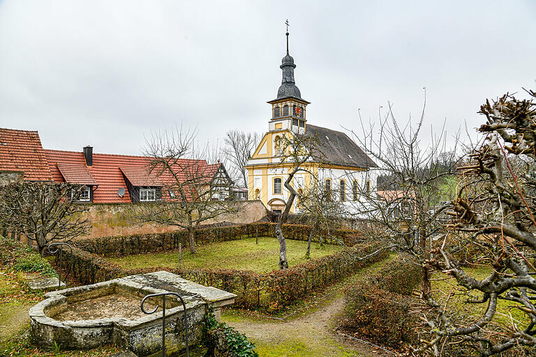 Die Pfarrkirche St. Barbara in Oberschwappach bei Knetzgau ist renovierungsbedürftig und fällt unter den Baustopp der Diözese Würzburg. Vorarbeiten hatten schon begonnen. Die Pfarrkirche St. Barbara in Oberschwappach bei Knetzgau ist renovierungsbedürftig und fällt unter den Baustopp der Diözese Würzburg. Vorarbeiten hatten schon begonnen.