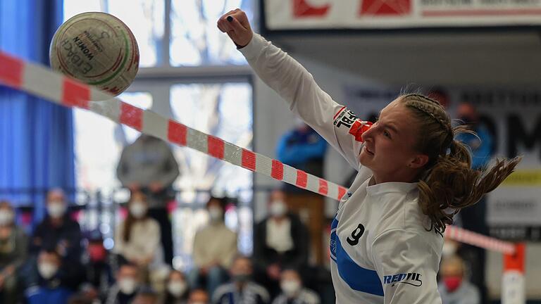 Svenja Schröder schlägt den Ball auf die gegnerische Feldseite. Der TV Segnitz trat im März 2022 bei der Endrunde der deutschen Faustball-Meisterschaft der Frauen in der Halle in Moslesfehn an. Unglücklich schieden die Segnitzerinnen wegen der schlechteren Balldifferenz nach der Vorrunde aus. Svenja Schröder schlägt den Ball auf die gegnerische Feldseite. Der TV Segnitz trat im März 2022 bei der Endrunde der deutschen Faustball-Meisterschaft der Frauen in der Halle in Moslesfehn an. Unglücklich schieden die Segnitzerinnen wegen der schlechteren Balldifferenz nach der Vorrunde aus.