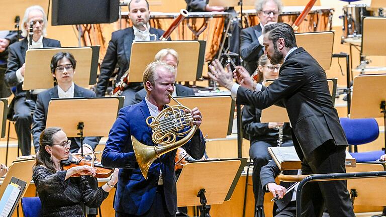 Ein bisschen Richard-Strauss-Heimeligkeit: das Philharmonische Orchester Würzburg mit Generalmusikdirektor Enrico Calesso und Solist Christoph Eß. Ein bisschen Richard-Strauss-Heimeligkeit: das Philharmonische Orchester Würzburg mit Generalmusikdirektor Enrico Calesso und Solist Christoph Eß.