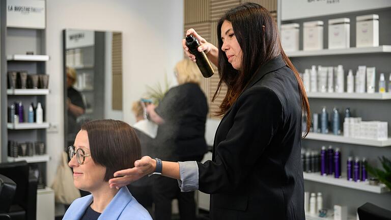 Die Friseurin Iryna Mekheda frisiert in ihrem Salon die Geschäftsführerin des Jobcenters, Manuela Burger. Die Friseurin Iryna Mekheda frisiert in ihrem Salon die Geschäftsführerin des Jobcenters, Manuela Burger. 