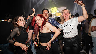 Viele Feierlustige besuchen am Samstag 19.04.25 die 90er vs 2000er Party in der Posthalle in Würzburg.