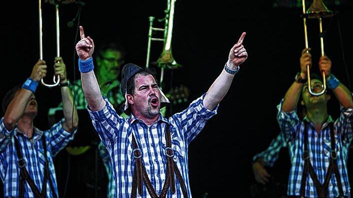 Wo wir sind, ist oben: Die „Oberspiesheimer“ rockten den Weinfestauftakt am Freitag. Wo wir sind, ist oben: Die „Oberspiesheimer“ rockten den Weinfestauftakt am Freitag.