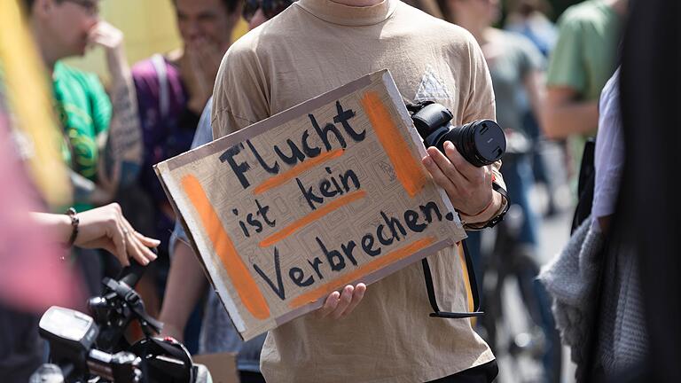 Im Mai gab es eine große Demonstration in Würzburg unter dem Motto 'Schafft sichere Häfen'. Die Stadt Schweinfurt trat dem bundesweiten Bündnis nun bei, erfüllt aber nur drei der acht Forderungen. Im Mai gab es eine große Demonstration in Würzburg unter dem Motto 'Schafft sichere Häfen'. Die Stadt Schweinfurt trat dem bundesweiten Bündnis nun bei, erfüllt aber nur drei der acht Forderungen.
