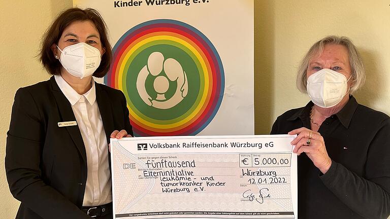 Katja Schade überreichte stellvertretend für die Geschäftsstellen der VR Bank Würzburg den Spendenscheck an Monika Demmich (stellvertretendeVorsitzende der Elterninitiative). Katja Schade überreichte stellvertretend für die Geschäftsstellen der VR Bank Würzburg den Spendenscheck an Monika Demmich (stellvertretendeVorsitzende der Elterninitiative).